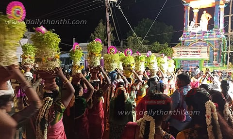 முளைப்பாரி எடுத்து பெண்கள் ஊர்வலம்