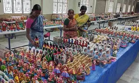 கரூரில் விற்பனைக்காக குவிந்த கொலு பொம்மைகள்