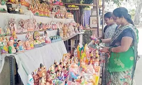 நவராத்திரி விழா 15-ந் தேதி தொடக்கம்: கொலு பொம்மைகள் விற்பனைக்கு வந்தன