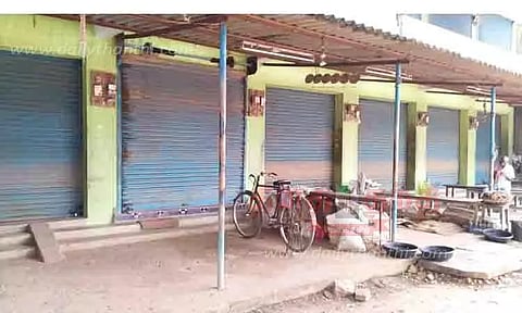 டாஸ்மாக் கடையை திறக்கக்கோரி கடையடைப்பு போராட்டம்