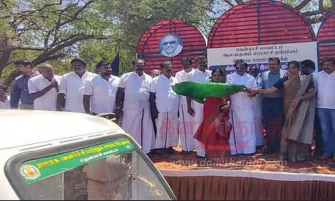 32 பஞ்சாயத்துகளுக்கு 58 புதிய பேட்டரி வாகனங்கள்; அமைச்சர் வழங்கினார்