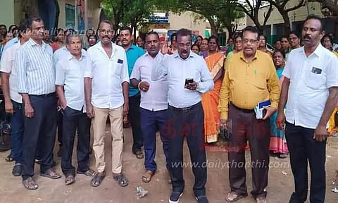 களக்காட்டில் ஆசிரியர்கள் ஆர்ப்பாட்டம்