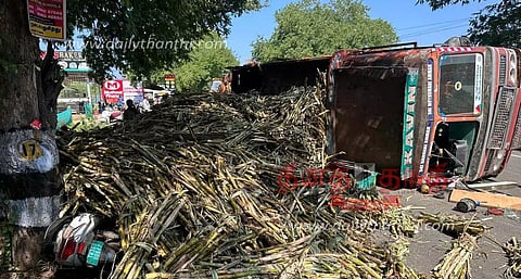 சத்தியமங்கலம் அருகே கரும்பு பாரம் ஏற்றி வந்த லாரி கவிழ்ந்தது; டிரைவர் காயம்