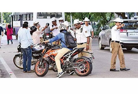 பெங்களூருவில் போக்குவரத்து நெரிசலை தவிர்க்க 28 சிக்னல்களில் ஜி.பி.எஸ். கருவி பொருத்தி கண்காணிப்பு