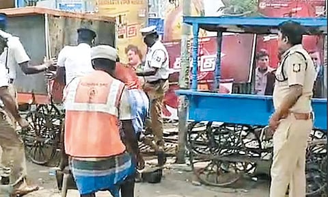 வேளச்சேரியில் போக்குவரத்துக்கு இடையூறாக இருந்த சாலையோர ஆக்கிரமிப்பு கடைகள் அகற்றம்