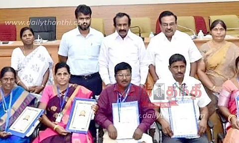 அரசு பள்ளிக்கூடங்களில் 100 சதவீதம் தேர்ச்சி வழங்கிய ஆசிரியர்களுக்கு கேடயம்; அமைச்சர் முத்துசாமி வழங்கினார்