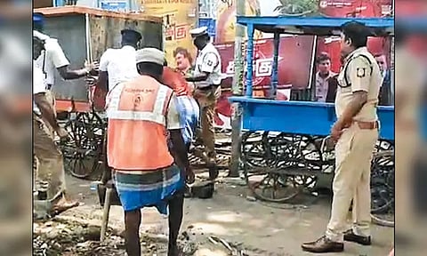 வேளச்சேரியில் போக்குவரத்துக்கு இடையூறாக இருந்த சாலையோர ஆக்கிரமிப்பு கடைகள் அகற்றம்