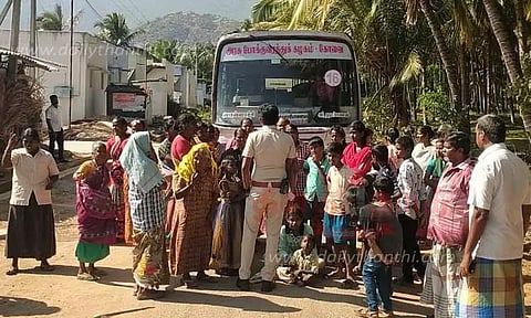 கோவிலுக்கு இயக்கிய சிறப்பு பஸ்சை சிறைபிடித்து பொதுமக்கள் போராட்டம்