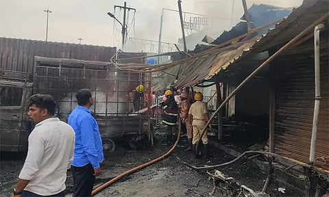 ஓசூர் அருகே கர்நாடக எல்லையில் பட்டாசு கடையில் திடீர் தீ விபத்து: 10 பேர் உயிரிழப்பு