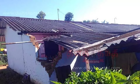 வீட்டை உடைத்த காட்டு யானைகள்