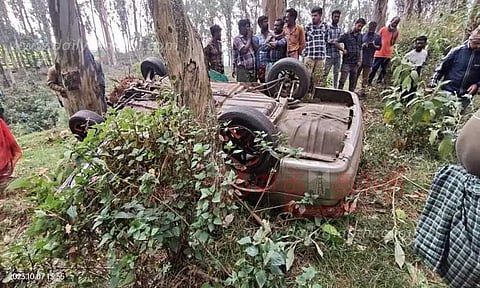 பள்ளத்தில் கார் கவிழ்ந்து முதியவர் பலி