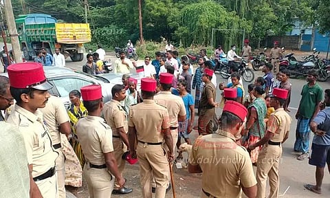 மதுக்கடையை நரிக்குறவர்கள் மீண்டும் முற்றுகை