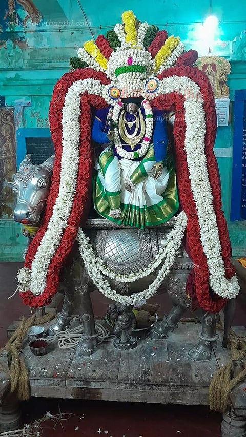 நாட்டுமட மாரியம்மன் வெள்ளி ரிஷப வாகனத்தில் வீதி உலா