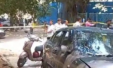 பேராசிரியர் ஓட்டி சென்ற கார் மோதி மாணவிகள் உள்பட 3 பேர் படுகாயம்