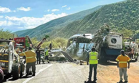 மெக்சிகோவில் அகதிகள் சென்ற பஸ் பள்ளத்தில் கவிழ்ந்து 16 பேர் பலி