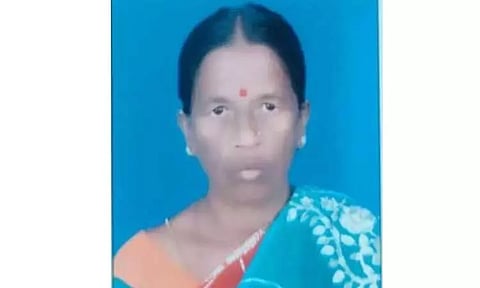 கடன் தொல்லையால் பெண் விவசாயி தூக்குப்போட்டு தற்கொலை