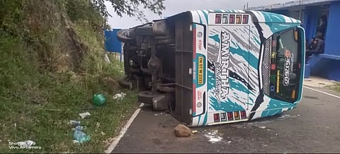 சின்னமனூர் அருகே மலைப்பாதையில் சுற்றுலா வேன் கவிழ்ந்து 6 பேர் படுகாயம்