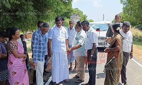 விளாத்திகுளம் அருகே ரூ.1.21 கோடியில் தார் சாலை அமைக்கும் பணி