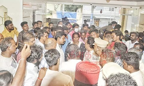 நகைக்கடை முன்பு வாடிக்கையாளர்கள் மறியல்