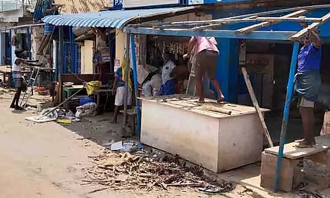 கரூர் காமராஜ் மார்க்கெட்டில் ஆக்கிரமிப்புகள் அகற்றம்