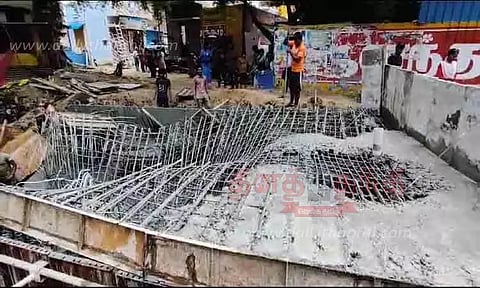 பாலம் அமைக்கும் பணியின் போது கான்கிரீட் சரிந்ததால் பரபரப்பு