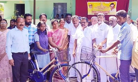 மாணவ-மாணவிகளுக்கு விலையில்லா சைக்கிள்