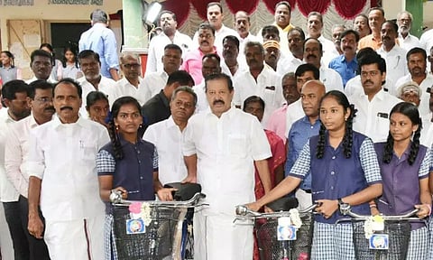 திருக்கோவிலூர் அருகே அரசு பள்ளி மாணவர்களுக்கு விலையில்லா சைக்கிள்: அமைச்சர் பொன்முடி வழங்கினார்