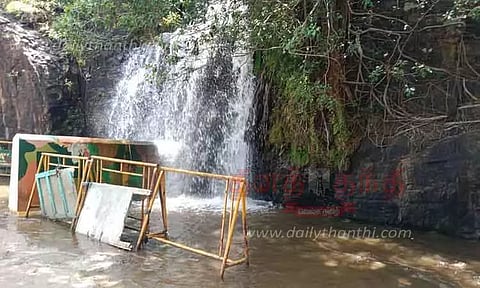 அகஸ்தியர் அருவியில் சுற்றுலா பயணிகள் குளிக்க தடை