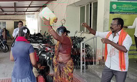 திருமங்கலம் தாலுகா அலுவலகம் முன்பு 5 பெண்கள் தீக்குளிக்க முயற்சி