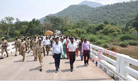 தமிழக-கர்நாடக எல்லையானபாலாற்றில் சோதனைச்சாவடி அமைக்க ஈரோடு-சேலம் கலெக்டர்கள் நேரில் ஆய்வு