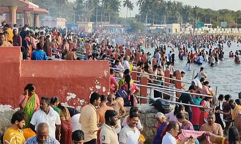 ஞாயிறு விடுமுறை: அக்னி தீர்த்த கடற்கரையில் குவிந்த ஆயிரக்கணக்கான பக்தர்கள்...!