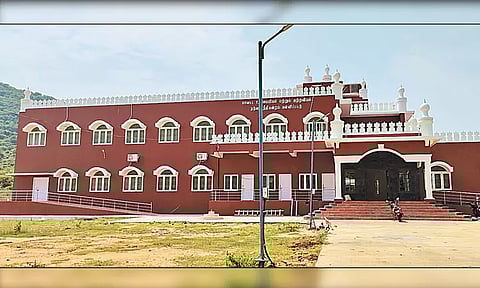 பள்ளிப்பட்டு அருகே ரூ.5 கோடியில் கட்டப்பட்ட கோர்ட்டு கட்டிடம்- மின் இணைப்பு கிடைப்பது எப்போது?