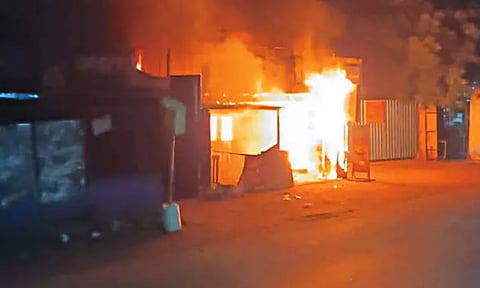 ஏ.டி.எம். மையத்தில் தீ விபத்து; பல லட்சம் ரூபாய் நோட்டுகள் எரிந்தன - ஓட்டலிலும் பரவியது