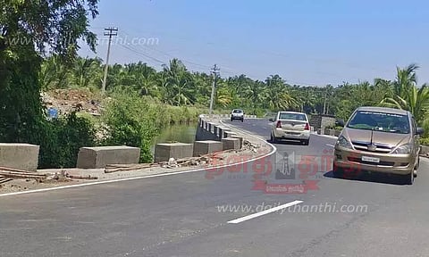 கால்வாய் ஓரத்தில் தடுப்புச்சுவர்