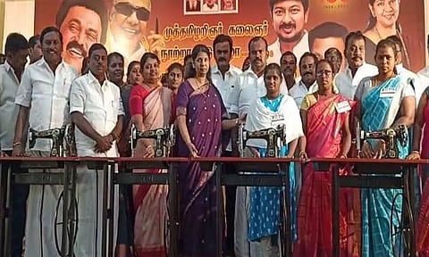 கோவில்பட்டியில் நடந்த கருணாநிதி நூற்றாண்டு விழாவில் 128 ஏழை பெண்களுக்கு இலவச தையல் எந்திரங்களை கனிமாழி எம்.பி. வழங்கினார்.