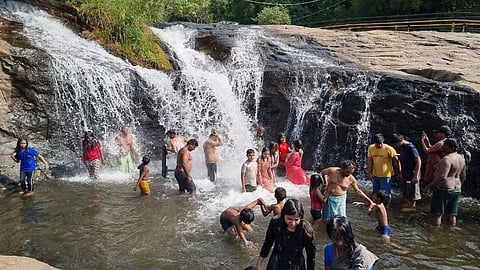 கட்டணமின்றி செல்ல அனுமதி:கும்பக்கரை அருவியில் குவிந்த சுற்றுலா பயணிகள்: உற்சாகமாய் குளித்து மகிழ்ந்தனர்