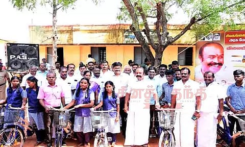 மாணவர்களுக்கு விலையில்லா சைக்கிள்கள்