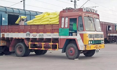 சரக்கு ரெயிலில் 1,288 மெட்ரிக் டன் உர மூட்டைகள் வந்தன