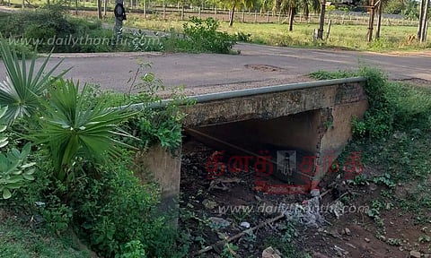 பாலத்தை இடிக்க வேண்டும்