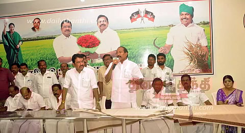 ஈரோட்டில் அ.தி.மு.க. கூட்டம்: நமக்கான ஓட்டுகளை பெற்றாலே 40 தொகுதிகளிலும் வெற்றி பெறலாம்- முன்னாள் அமைச்சர் தங்கமணி பேச்சு