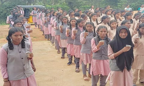 அரசு பள்ளி மாணவர்களுக்கு கபசுர குடிநீர்