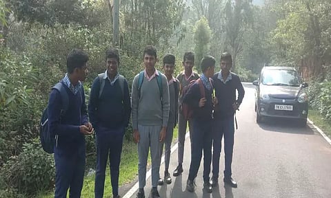 வனப்பகுதி வழியாக அச்சத்துடன் பள்ளிக்கு நடந்து சென்ற மாணவர்கள்