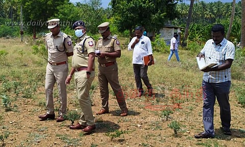 மனித உடல் கிடந்த இடத்தில் மாவட்ட போலீஸ் சூப்பிரண்டு ஆய்வு