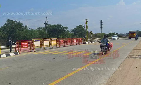 பொதுமக்கள் கடந்து செல்ல அமைத்த பாதைகள் அடைப்பு