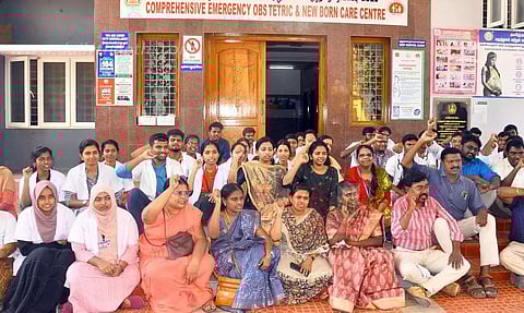 அரசு மருத்துவக்கல்லூரியில் டாக்டர்கள் தர்ணா