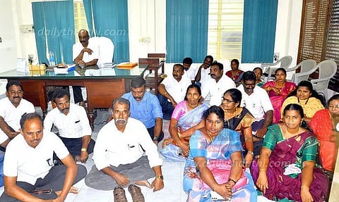 உள்ளிருப்பு போராட்டம் நடத்திய பேரூராட்சி தலைவர்கள்