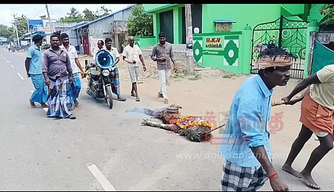 மழை வேண்டி கொடும்பாவி எரித்து சாலையில் இழுத்துச்சென்ற விவசாயிகள்