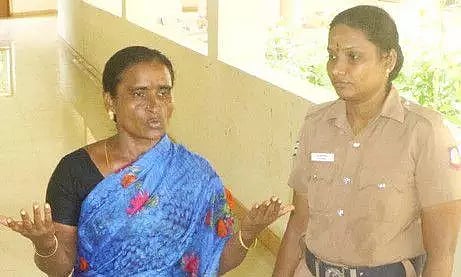 பெண் தீக்குளிக்க முயன்றதால் பரபரப்பு