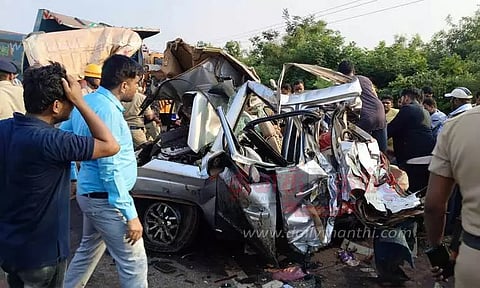 கர்நாடகத்தில் இரு லாரிகள் மோதியதில் கார் உருக்குலைந்து ஒரே குடும்பத்தில் 7 பேர் நசுங்கி சாவு