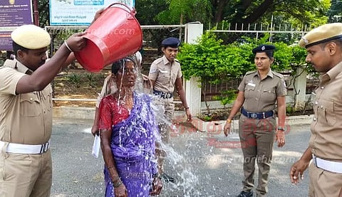 தர்மபுரி கலெக்டர் அலுவலகத்தில் 2 பேர் தீக்குளிப்பு முயற்சிபோலீசார் விசாரணை
